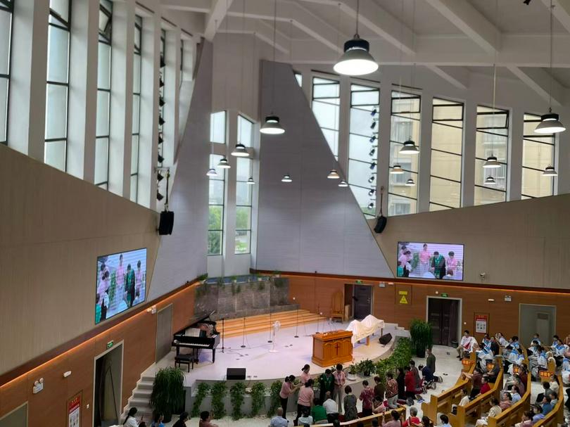 A group photo was taken during the baptism ceremony held at Paitou Church in Jiangning District, Nanjing, Jiangsu Province, on October 12, 2025.