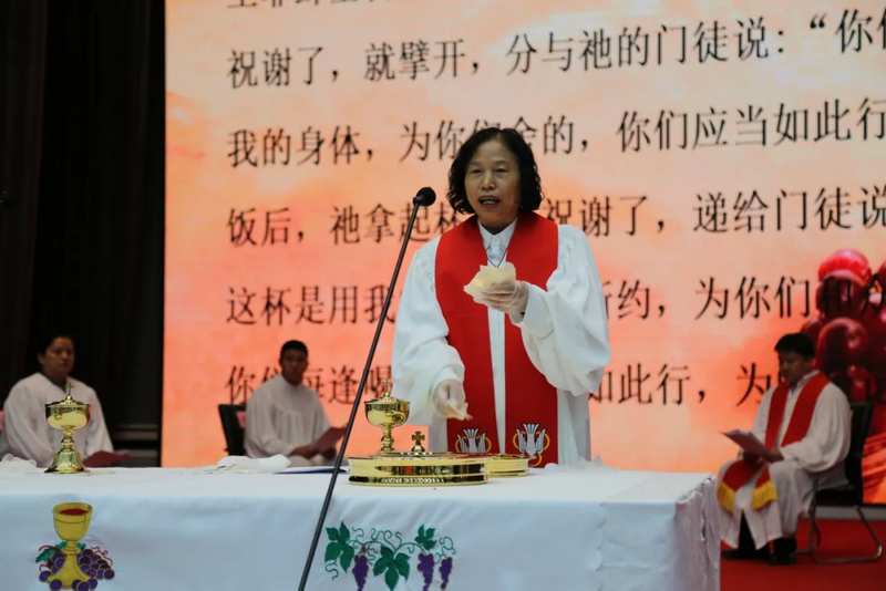 Rev. Han Qiujie presided over the 2025 Thanksgiving Holy Communion service at Heilongjiang Theological Seminary in Harbin, Heilongjiang Province, on October 16, 2025.