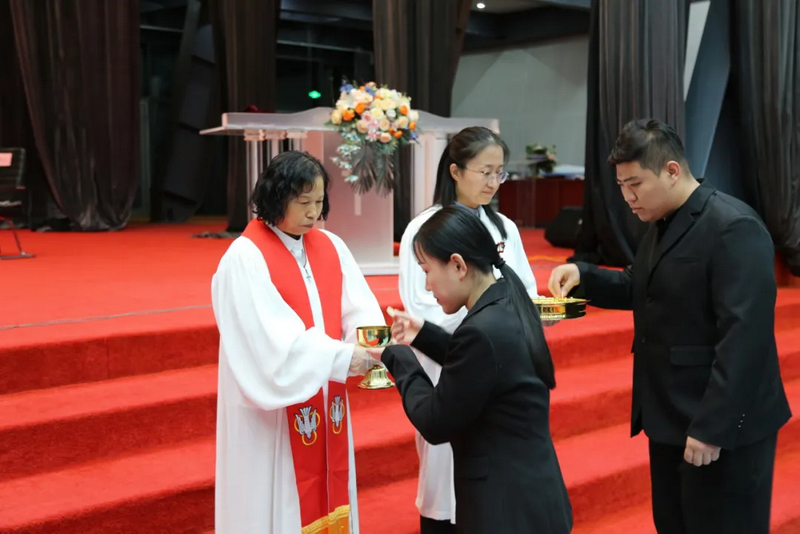 Two believers received the Holy Communion during Heilongjiang Theological Seminary’s 2025 Thanksgiving service in Harbin, Heilongjiang, on October 16, 2025.