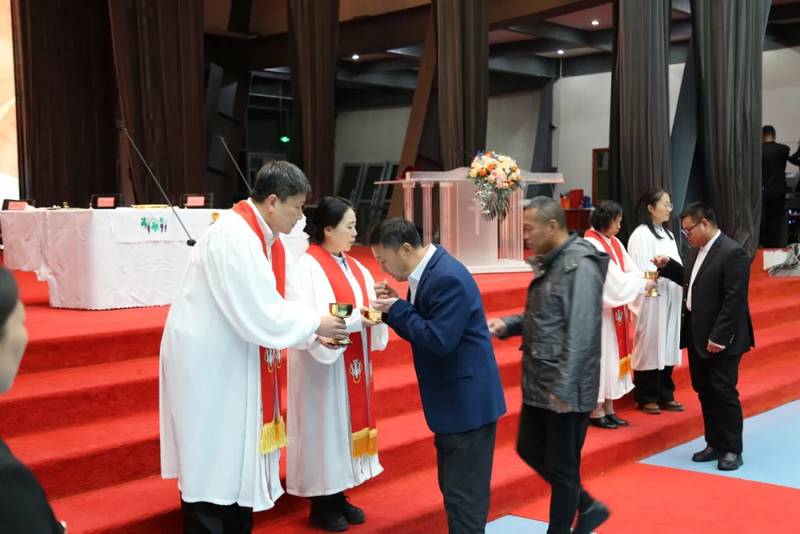 Believers partook in the bread and cup as they observed the 2025 Thanksgiving Holy Communion service at Heilongjiang Theological Seminary in Harbin on October 16, 2025.