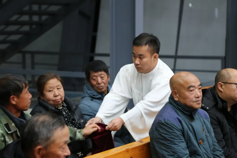 The assisting minister helped distribute the Holy Communion to the congregants during Heilongjiang Theological Seminary’s 2025 Thanksgiving worship in Harbin on October 16, 2025.