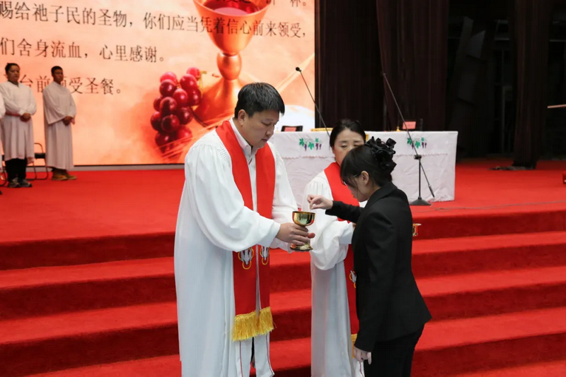 A Christian woman received the Holy Communion during Heilongjiang Theological Seminary’s 2025 Thanksgiving service in Harbin, Heilongjiang, on October 16, 2025.