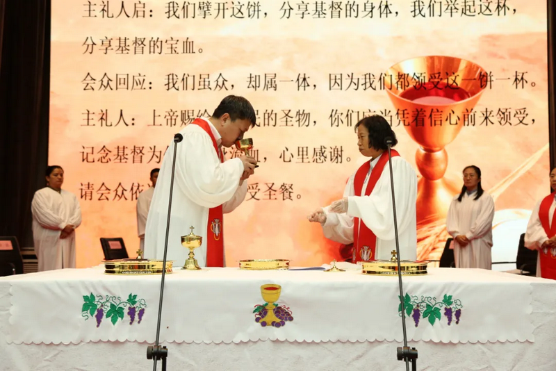 Rev. Han Qiujie (right) officiated the Holy Communion service, assisted by Rev. Li Ming (left), during Heilongjiang Theological Seminary’s 2025 Thanksgiving worship in Harbin, Heilongjiang, on October 16, 2025.