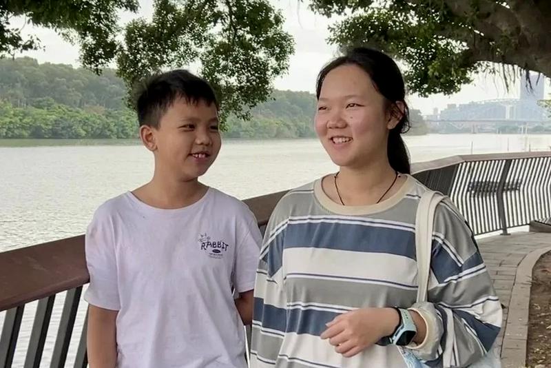 The grownup Shanshan and her brother chatted on an unknown day.