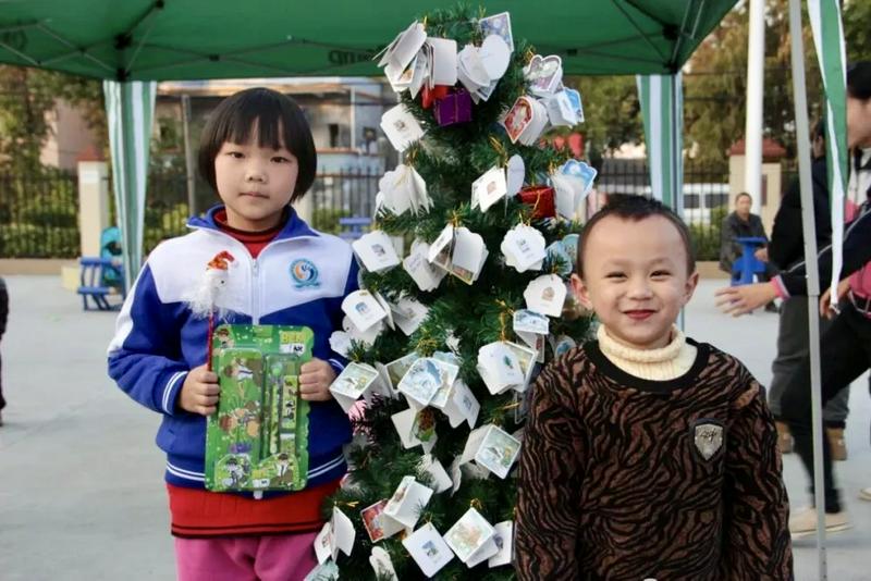 Little Shanshan and her brother took a photo on an unknown day.