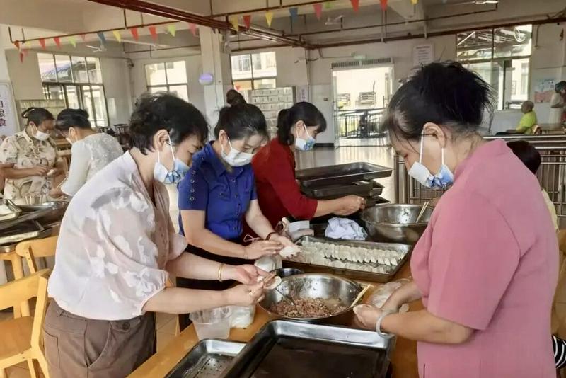 Volunteering staff of the Meng'en Church visited a local nursing home, making 2,600 dumplings for the elderly in Zixi County, Fuzhou City, Jiangxi Province, on October 17, 2025.