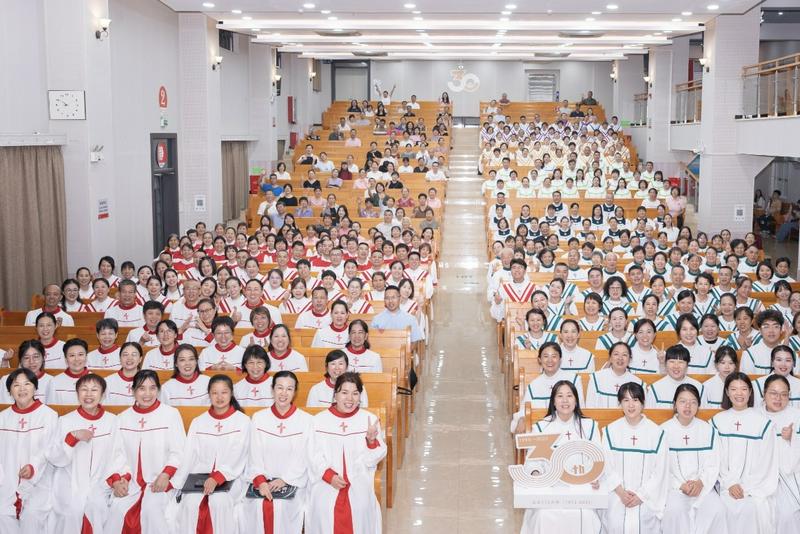 A commemorative photo was taken during thanksgiving worship service and celebration to mark the 30th anniversary of the resumption of worship services and the 113th anniversary of its founding at the Longgang Church in Longgang District, Shenzhen, Guangdong, on October 18, 2025.