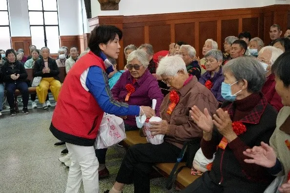 The reception team of the Huxi Church in Shanghai presented each senior attendee with a gift during a special worship service for elderly believers on October 26, 2025.