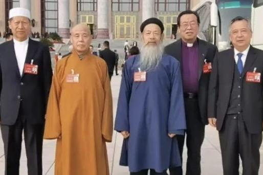 A group photo shows representatives of various religions attending the meeting commemorating the 80th anniversary of Taiwan’s restoration to China, held in Beijing on October 25, 2025. Rev. Xu Xiaohong, chairperson of the National TSPM, is pictured first from the right.