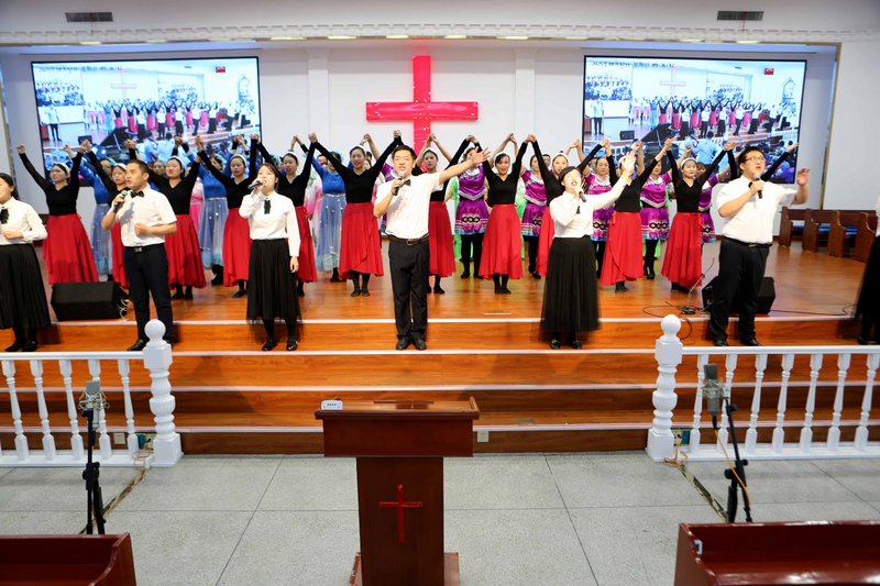 On October 12, 2025, Fengyanglu Church in Sujiatun District, Shenyang, Liaoning Province, held an Autumn Harvest Thanksgiving service, during which believers performed.