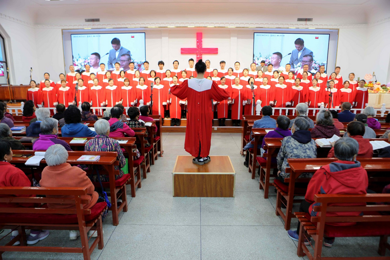 On October 12, 2025, a church choir performed at Fengyanglu Church in Sujiatun District, Shenyang, Liaoning Province, celebrating the autumn harvest.
