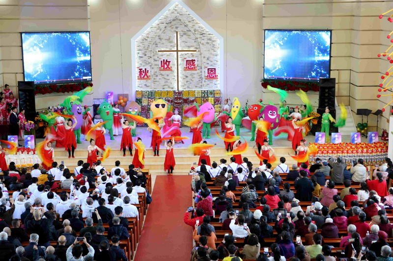 On October 26, 2025, believers at Bethel Church in Bayuquan District, Yingkou, Liaoning Province,celebrated the autumn harvest with lively performances.