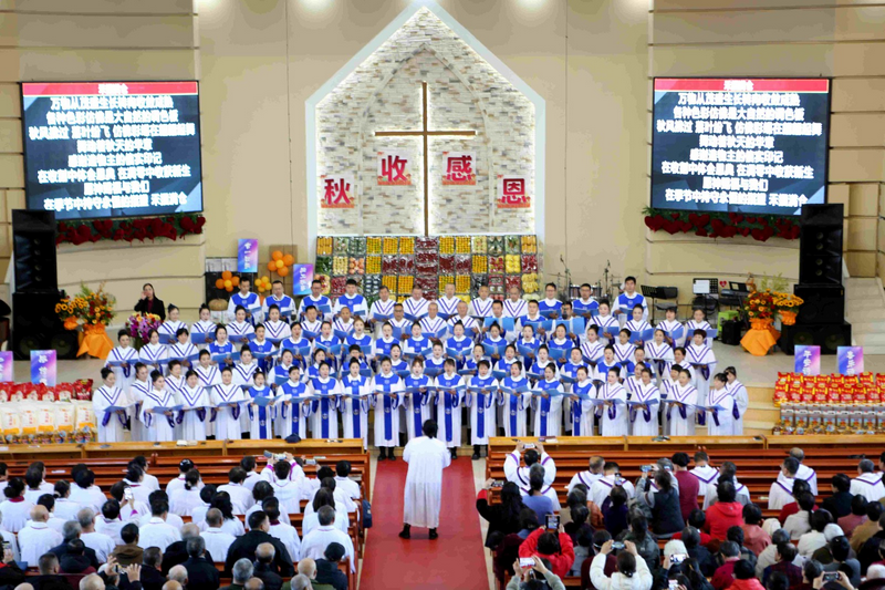 On October 26, 2025, a church choir presented a performance at Bethel Church in Bayuquan District, Yingkou, Liaoning Province, to celebrate the autumn harvest.