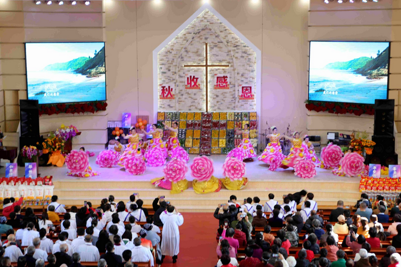 On October 26, 2025, Bethel Church in Bayuquan District, Yingkou, Liaoning Province, held an Autumn Harvest Thanksgiving gathering, during which believers performed.