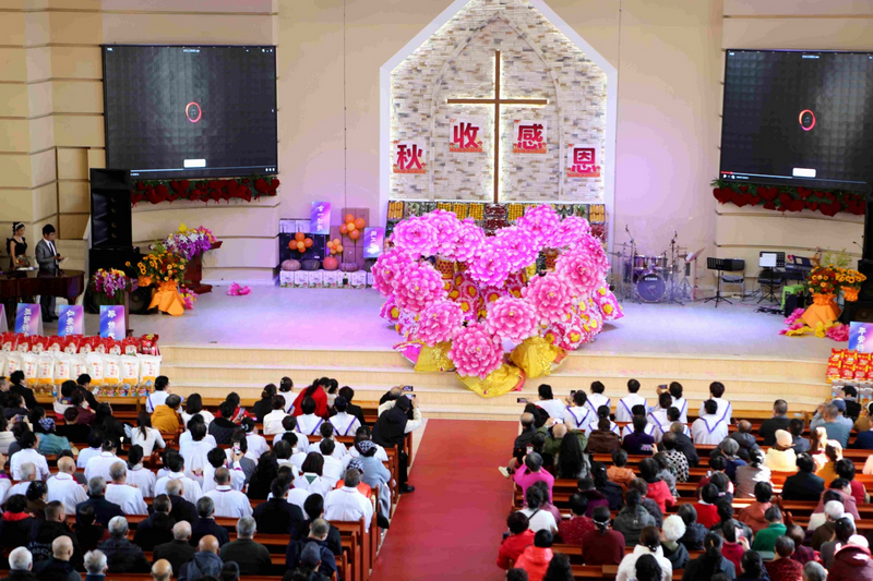 On October 26, 2025, believers at Bethel Church in Bayuquan District, Yingkou, Liaoning Province, celebrated the autumn harvest with joyful performances.