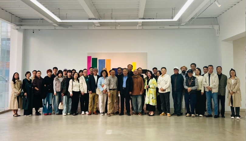 A commemorative photo was taken during the opening ceremony of the "Life Line: An Exhibition of Dove’s Work" in Shanghai on October 25, 2025.