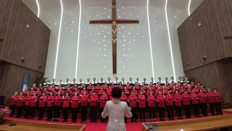 A choir presented hymns of praise during the worship service commemorating the Double Ninth Festival at Chengguan Church in Putian City, Fujian Province, on October 19, 2025.