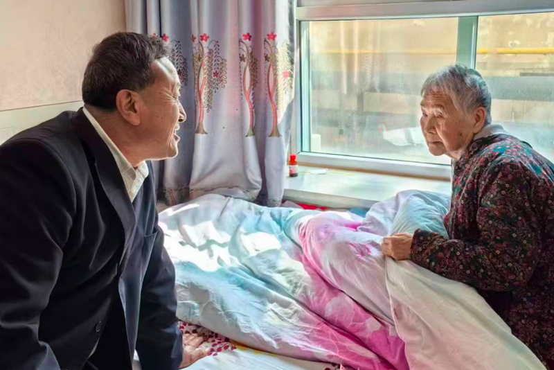 A church staff member of the Qiaonan Church visited retired elderly co-workers in Ji County, Linfen City, Shanxi Province, on October 28, 2025.