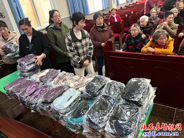 Church staff members handed out gifts to the present elderly at Dahekan Church in Nanzheng District, Hanzhong City, Shaanxi Province, on the Double Ninth Festival, October 29, 2025.