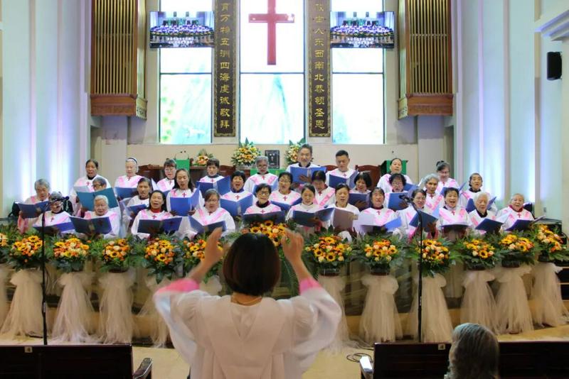 An elderly choir performed during the worship service marking the Double Ninth Festival at Trinity International Church in Kunming, Yunnan, on October 29, 2025.