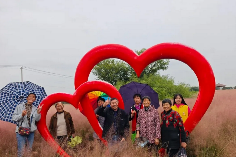 In October 2025, a commemorative photo was taken during the outdoor activity at the Dianshan Lake in Shanghai for the elderly organized by the Kunshan Shang'ai Public Welfare Service Center.