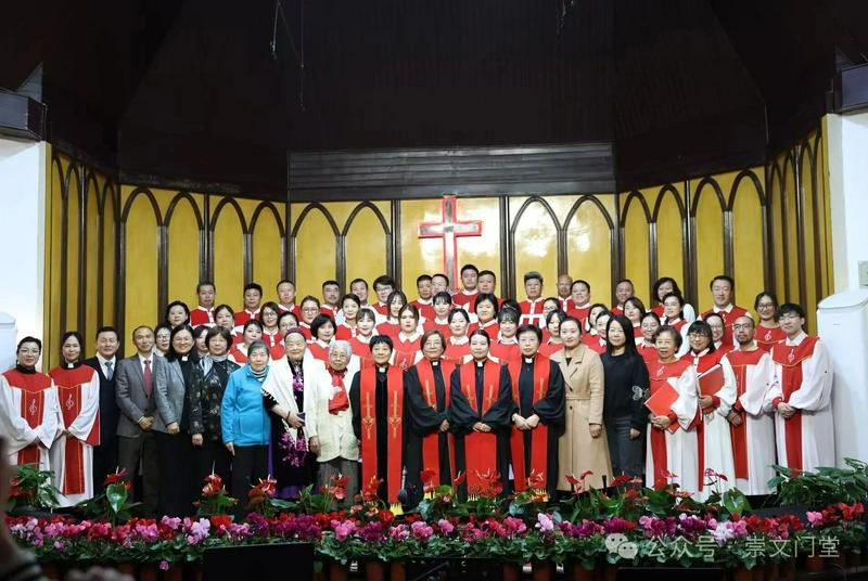 A commemorative photo was taken during the launch ceremony of Chongwenmen Church's 155th anniversary celebration, along with a concert featuring original Sinicized Christian hymns and sacred music in Beijing on November 9, 2025.