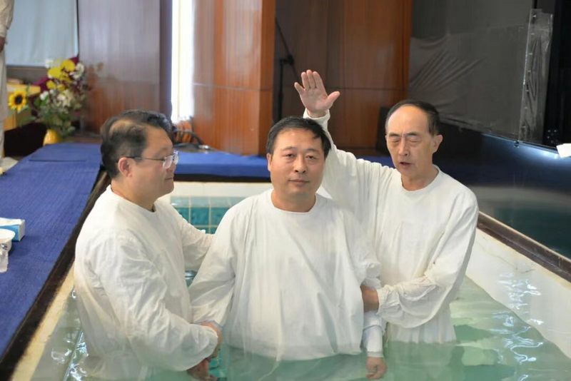 Rev. Li Jian’an and Rev. Yin Linshan conducted an immersion baptism for a believer at Kuanjie Church in Beijing on November 9, 2025.