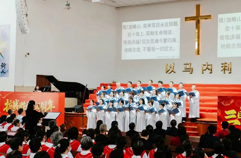 A Christian choir of the Dongsheng Meeting Point took the stage at Longdu Church in Zhongshan, Guangdong, during the sacred music exchange gathering on November 15, 2025.