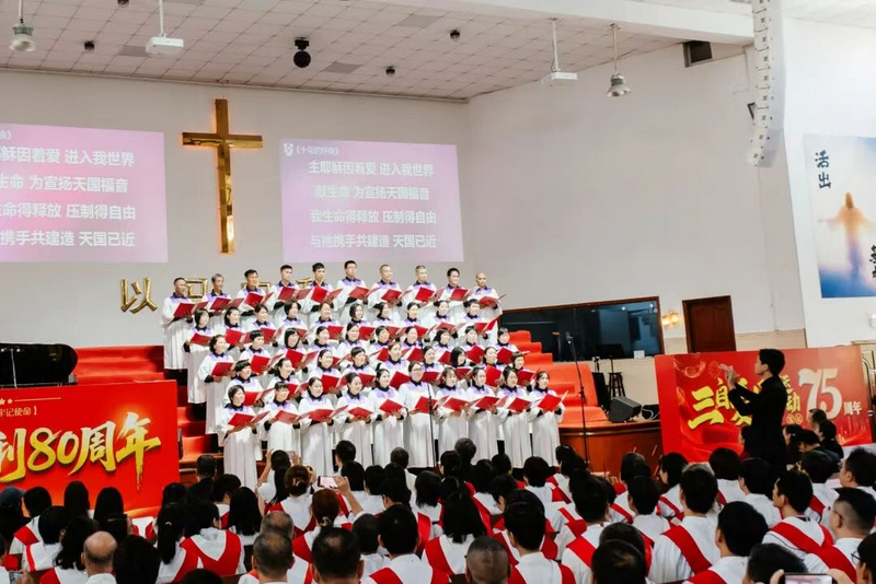 The Longdu Church Choir performed a hymn of praise in Zhongshan, Guangdong, during the sacred music exchange gathering on November 15, 2025.