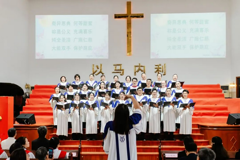 A church choir representing Sanxiang Church worshipped God at Longdu Church in Zhongshan, Guangdong, during the sacred music exchange gathering on November 15, 2025.