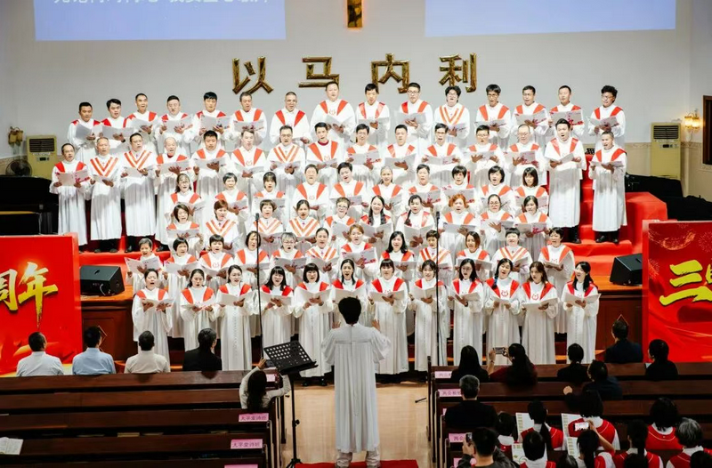 A Christian choir of the Taiping Church offered praise to the Lord through their performance at Longdu Church in Zhongshan, Guangdong, during the sacred music exchange gathering on November 15, 2025.