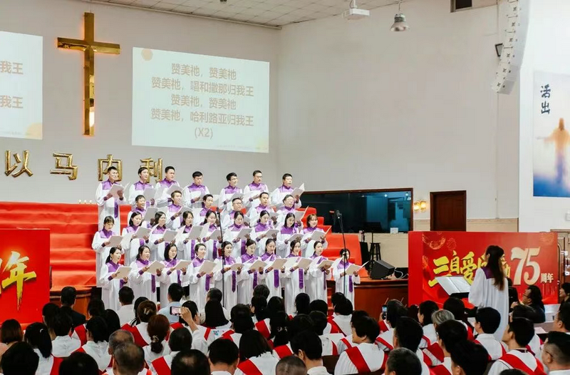 A Christian choir of the Yuanfeng Church offered prasie to the Lord through their performance at Longdu Church in Zhongshan, Guangdong, during the sacred music exchange gathering on November 15, 2025.