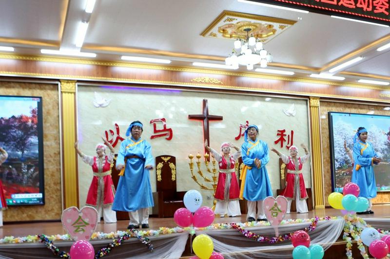 Christians in festive costume staged a dance performance during the dance fellowship held by Taian County's TSPM in Anshan, Liaoning Province, on November 15, 2025.