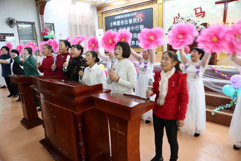 Believers sang and danced, worshipping God during the dance fellowship held by Taian County's TSPM in Anshan, Liaoning Province, on November 15, 2025.