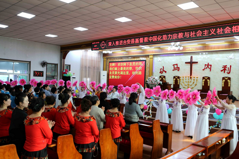 Attendees and performers sang and danced together, offering praise to God during the dance fellowship held by Taian County's TSPM in Anshan, Liaoning Province, on November 15, 2025.