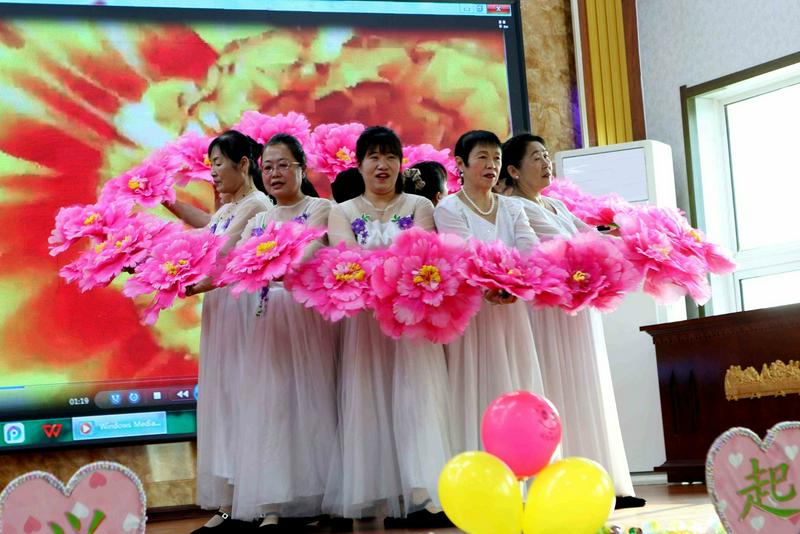 Christians dressed in white performed a flower dance during the dance fellowship held by Taian County's TSPM in Anshan, Liaoning Province, on November 15, 2025.