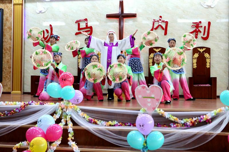A group of believers in festive costume presented a dance performance during the dance fellowship held by Taian County's TSPM in Anshan, Liaoning Province, on November 15, 2025.