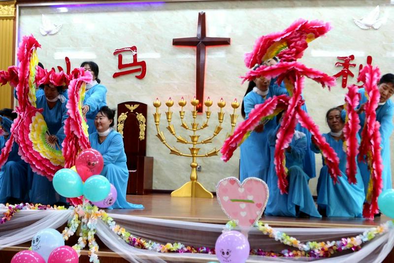 A group of Christian women in blue dresses performed a fan dance during the dance fellowship held by Taian County's TSPM in Anshan, Liaoning Province, on November 15, 2025.