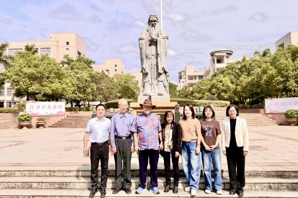 A commemorative photo was taken during Mr. Gordon Trimble and his wife's visit to the Putian No.2 Middle School in Putian, Fujian, on October 31, 2025. 
