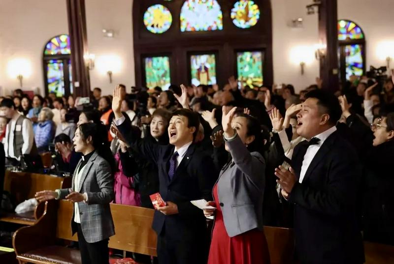The congregation worshipped God together at the gala commemorating the 155th anniversary of Chongwenmen Church in Beijing on November 16, 2025.
