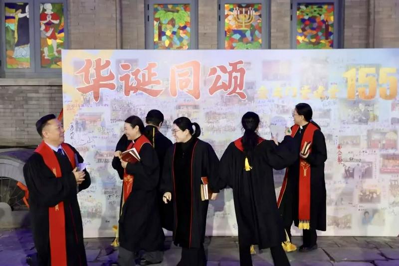 Church members wrote messages of thanks and signed the vintage photo board in front of Chongwenmen Church marking the 155th anniversary of Chongwenmen Church in Beijing on November 16, 2025.