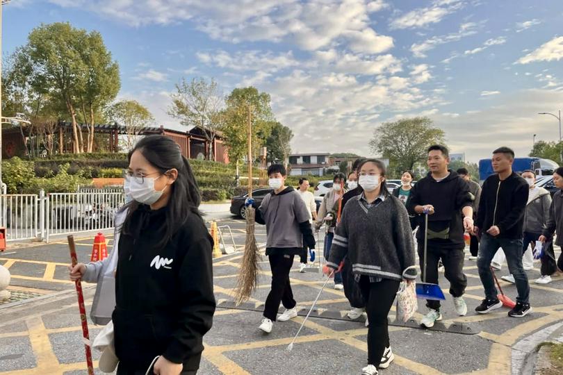 On November 14, 2025, teachers and students participated in campus cleanup and waste-sorting activities at Jiangxi Bible School in Nanchang, Jiangxi.