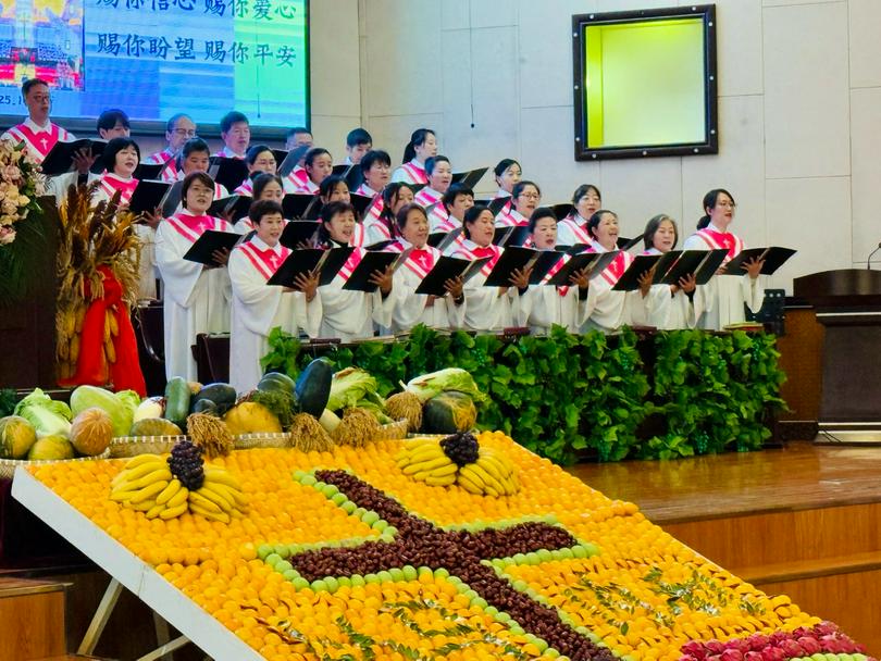 On October 19, 2025, Xiwumalu Church in Changchun, Jilin Province, held an Autumn Harvest Thanksgiving service, with the church choir performing and the season’s harvest neatly displayed at the front of the stage.
