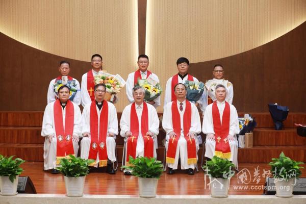 A commemorative photo was taken during the ordination ceremony held at Yongguang Church in Wenzhou, Zhejiang, on November 8, 2025.