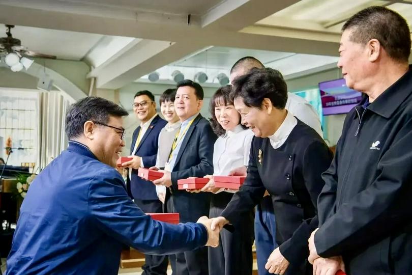 Rev. Fan Hong'en, chairperson of Zhuhai CC, presented commemorative gifts to the founding pastors and former church committee members at the 20th anniversary celebration service of the Meihua Church in Zhuhai, Guangdong, on November 22, 2025.