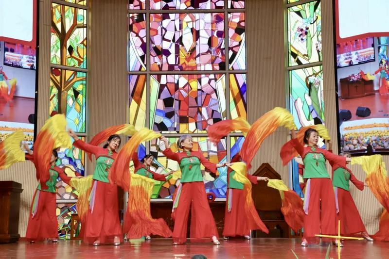 A group of believers in festive dresses performed at the annual Thanksgiving celebration at Zhongnan Theological Seminary in Wuhan, Hubei, on November 27, 2025.