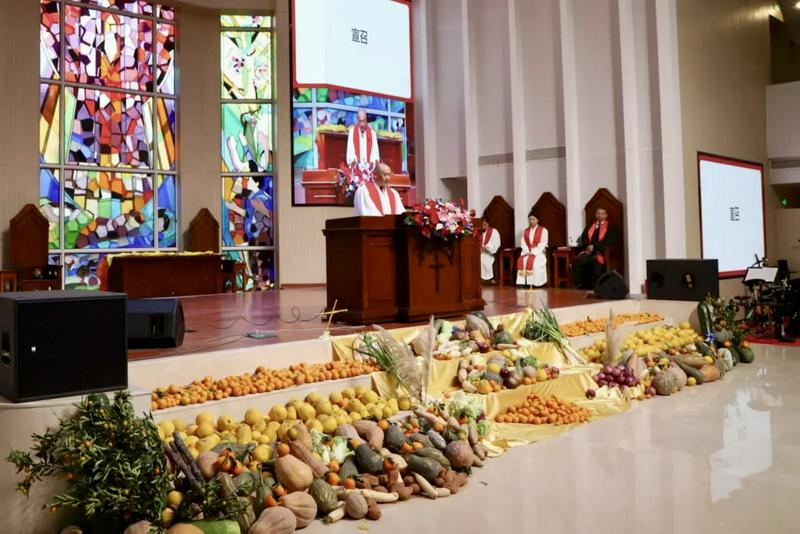 A pastor called to worship during the annual Thanksgiving service at Zhongnan Theological Seminary in Wuhan, Hubei, on November 27, 2025.