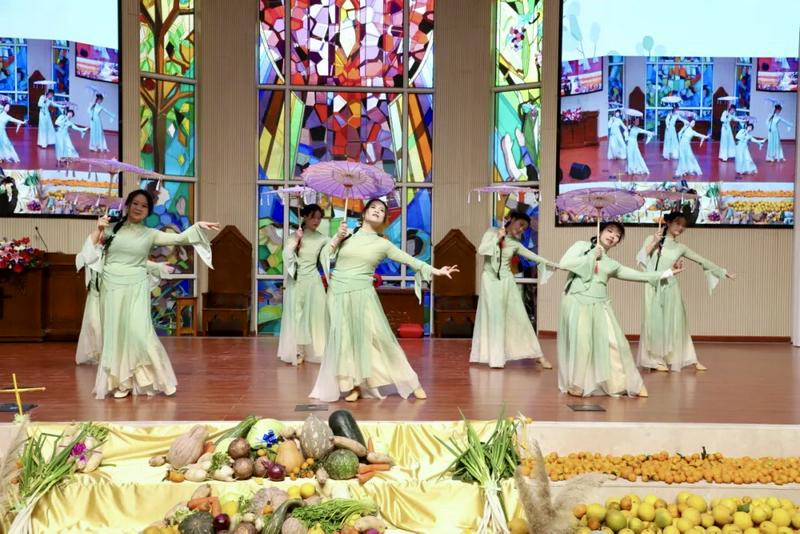 A group of Christian women in green dresses performed an umbrella dance at the annual Thanksgiving celebration at Zhongnan Theological Seminary in Wuhan, Hubei, on November 27, 2025.