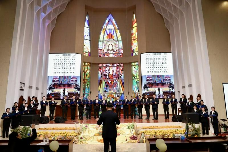 A group of believers dressed in suits staged a chorus during the annual Thanksgiving celebration at Zhongnan Theological Seminary in Wuhan, Hubei, on November 27, 2025.