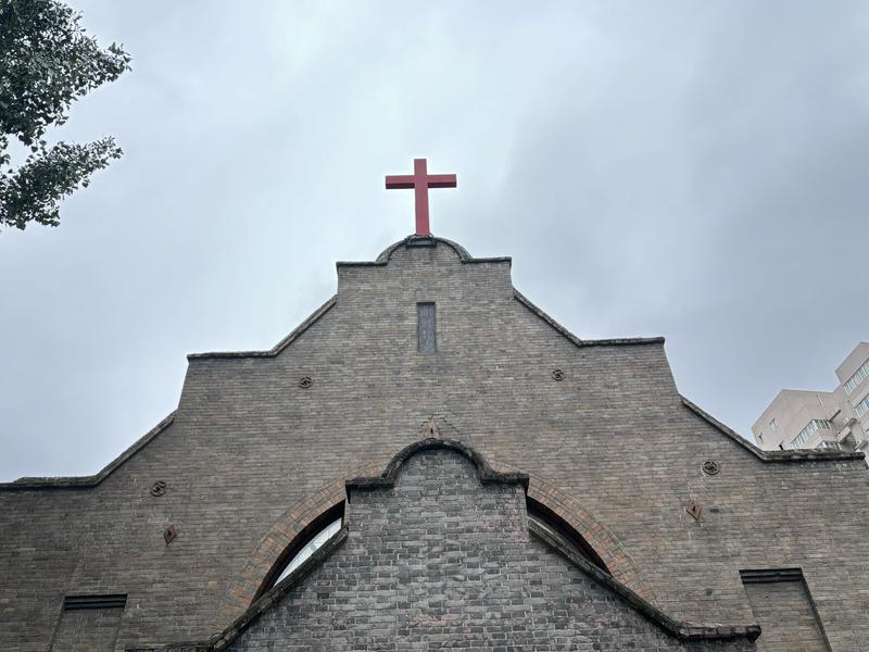 The sanctuary top and overhead cross of Dongxinxiang Church in Xi'an, Shaanxi